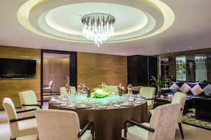 3 restaurants; breakfast, lunch, and dinner served