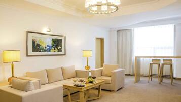 أغطية فراش متميزة وميني بار وخزنة داخل الغرفة وأسرّة قابلة للطي