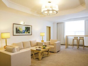 Superior Suite | Peralatan tempat tidur premium, bar mini, peti besi dalam bilik