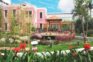 A hotel with a garden, a gazebo, and a pond. - Liuzhou Hotel (Liuzhou)