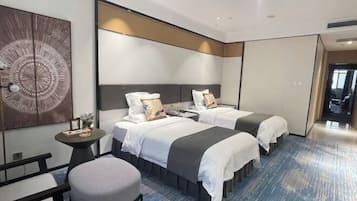 迷你吧、客房内保险箱、熨斗/熨衣板、高速上网