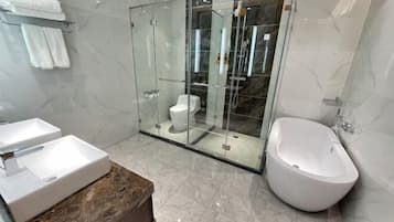 Minibar, safe på rommet, strykejern/-brett og internett