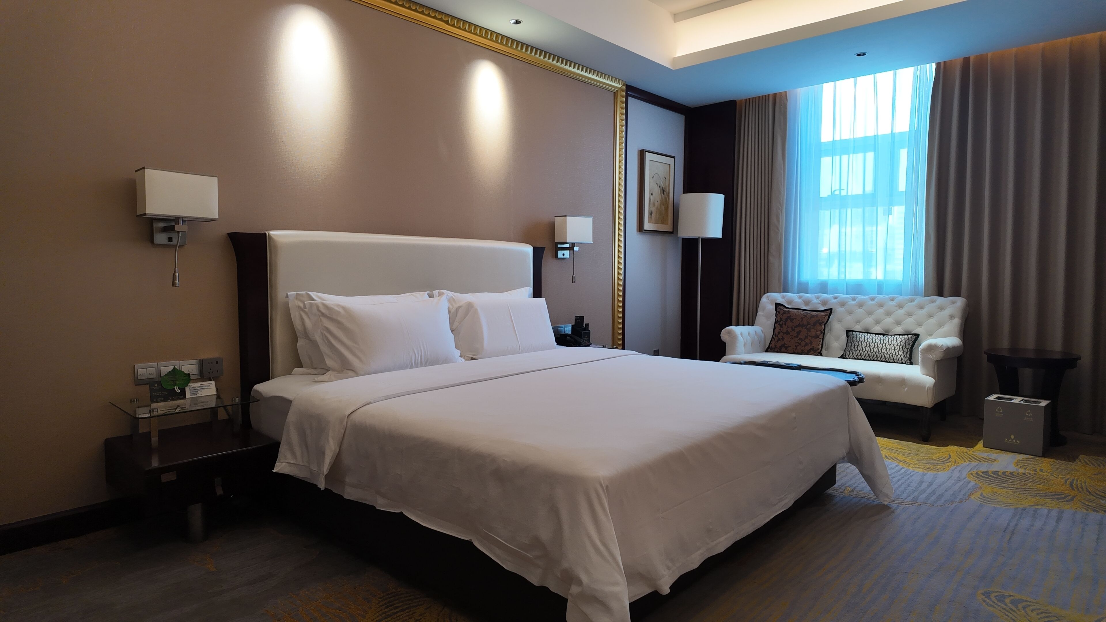 Cubrecamas, cortinas blackout, wifi gratis y ropa de cama 