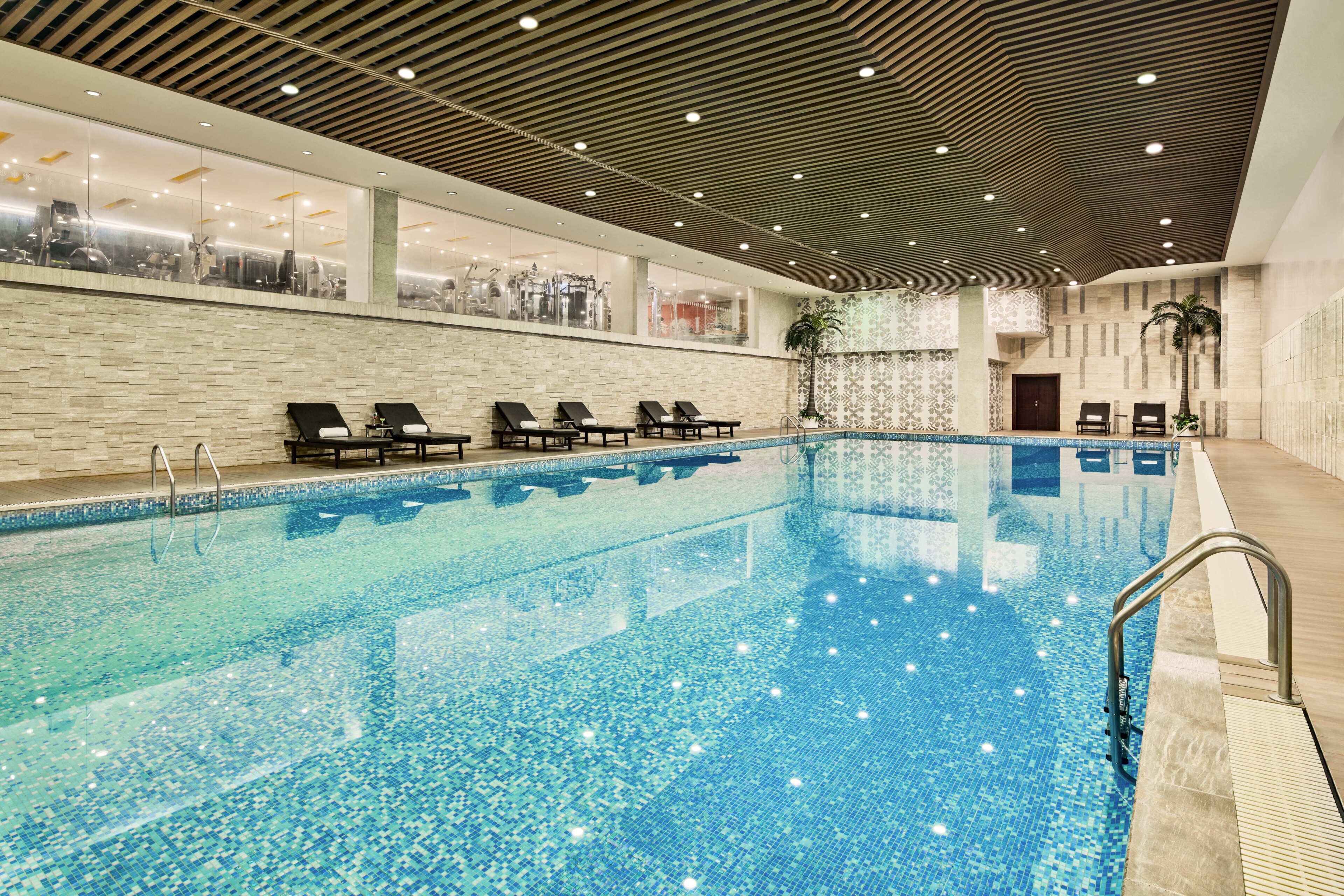 Una piscina cubierta