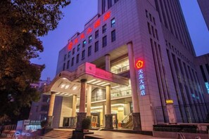 A hotel with a prominent entrance, multiple floors, and a large sign with Chinese characters. - Tianlong Hotel (Changsha)