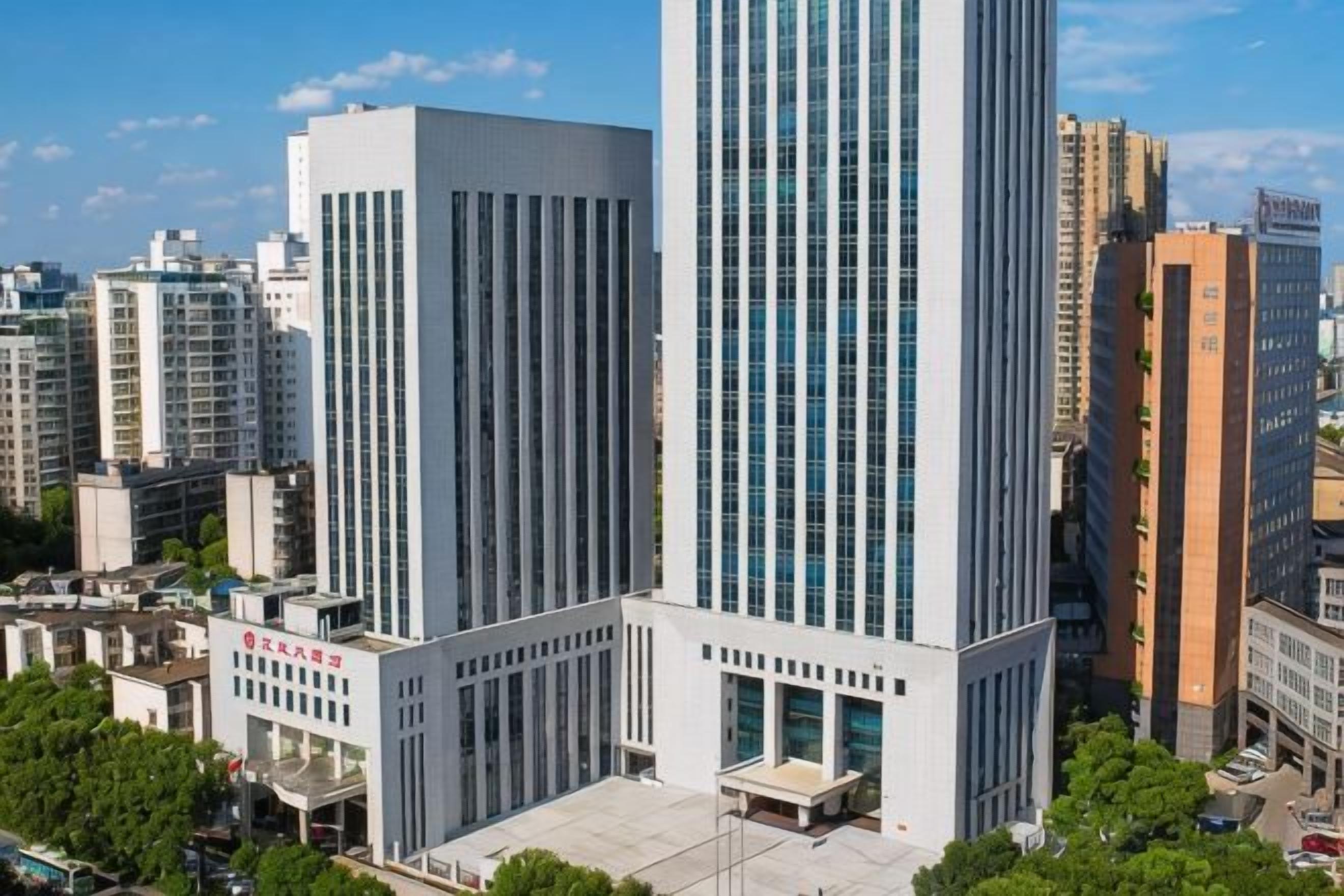 Un immeuble de grande hauteur doté d’une architecture moderne, caractérisé par une façade verticale en verre remarquable et un toit plat.