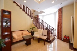 ตู้นิรภัยในห้องพัก, เตารีด/โต๊ะรีดผ้า, นาฬิกาปลุก