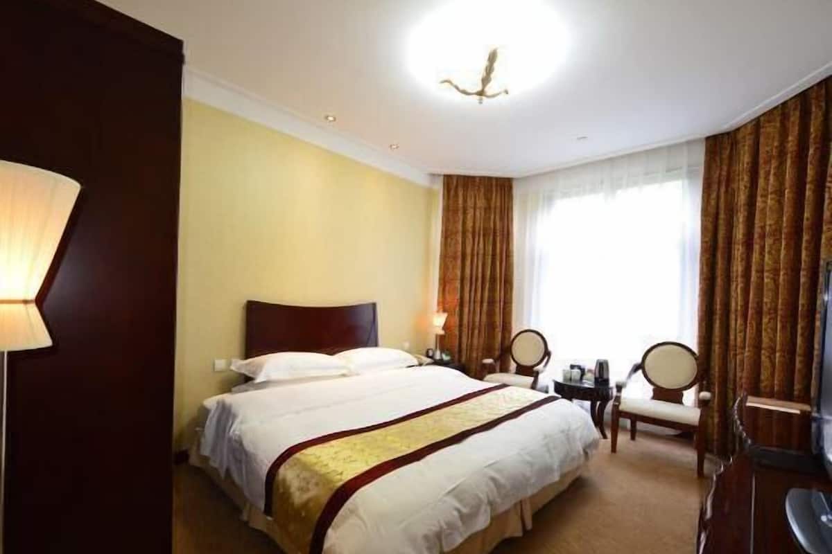 In-room safe, iron/ironing board, alarm clocks