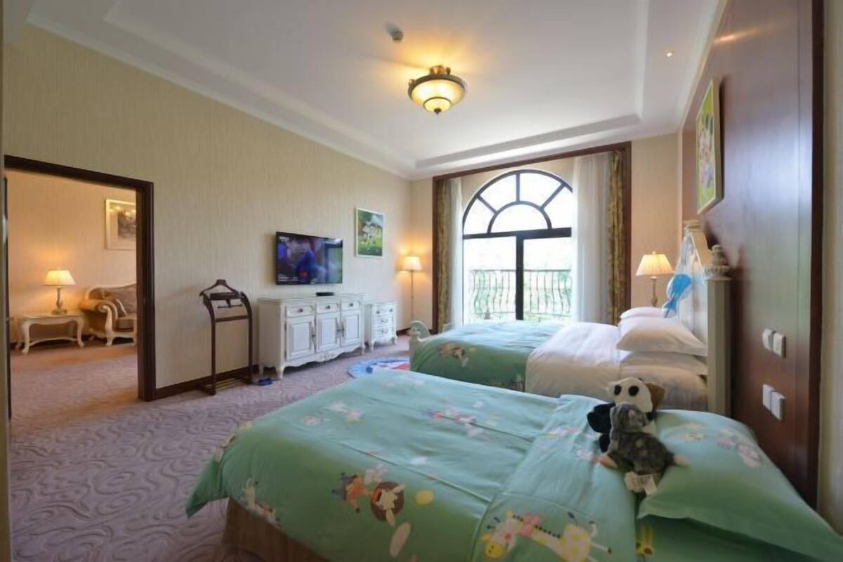 In-room safe, iron/ironing board, alarm clocks