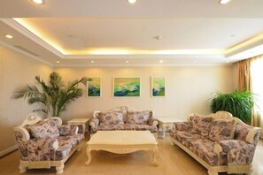 ตู้นิรภัยในห้องพัก, เตารีด/โต๊ะรีดผ้า, นาฬิกาปลุก