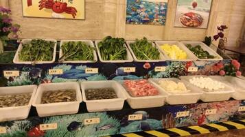 Exhibición de mariscos con distintos tipos de productos del mar en bandejas, identificados con sus nombres.