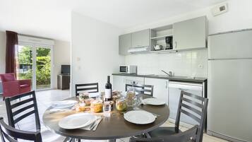 Apartment, 3 bedrooms, for 8 people | Private kitchen | Full-size fridge, microwave, stovetop, dishwasher