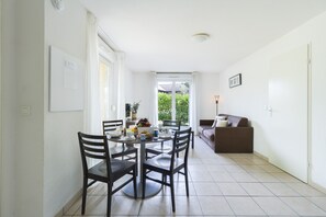 Flat-screen TV - Garden & City Lyon – Marcy L'Etoile (Marcy-l'Etoile)