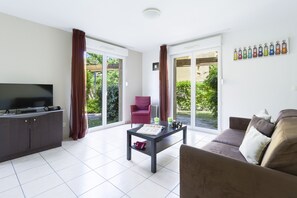 Apartment, 2Â Schlafzimmer | Wohnbereich | Flachbildfernseher