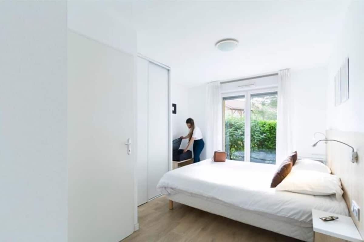 1 chambre, bureau, chambres insonorisées, fer et planche à repasser