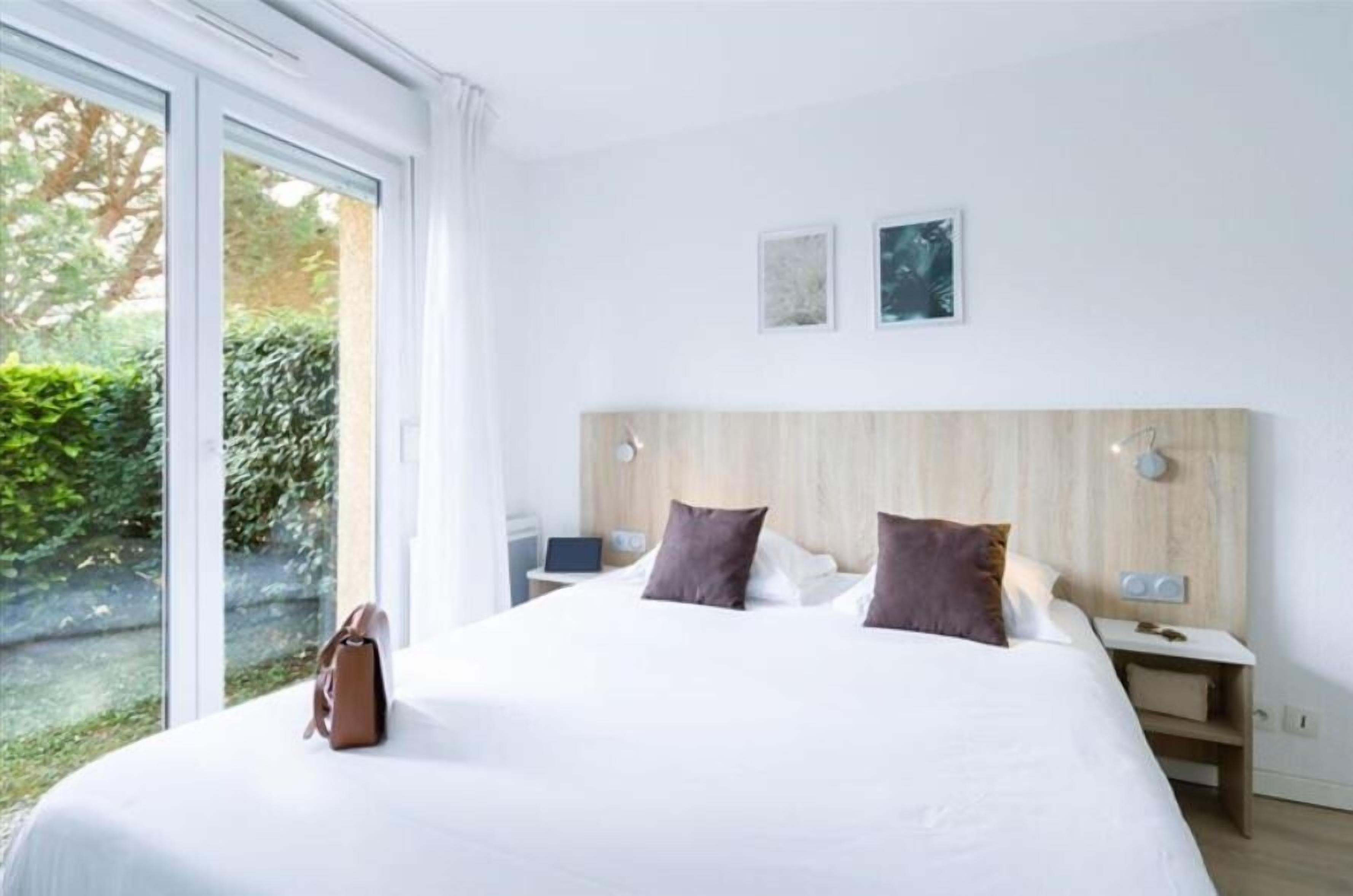 1 chambre, bureau, chambres insonorisées, fer et planche à repasser