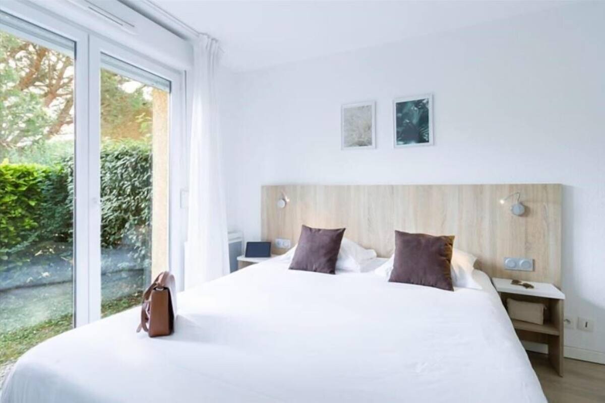 1 chambre, bureau, chambres insonorisées, fer et planche à repasser