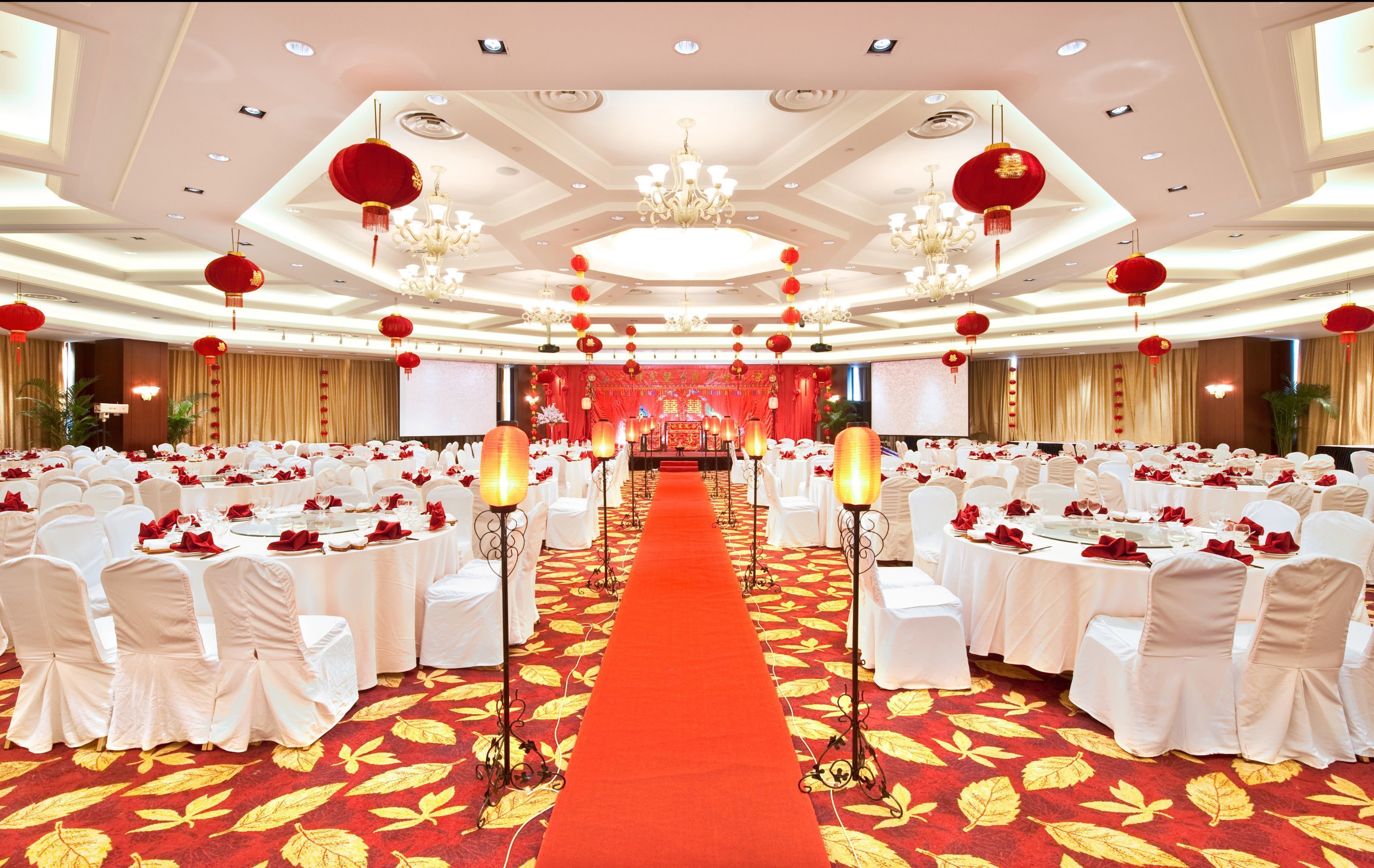 供應午餐和晚餐，中式料理