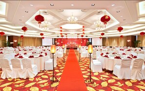 A banquet hall with white chairs and tables, a red carpet, and red lanterns. - Maritim Hotel Taicang Garden (Suzhou)