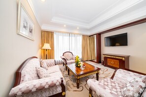 Executive Suite 3 Rooms | Living area | LCD TV - Maritim Hotel Taicang Garden (Suzhou)