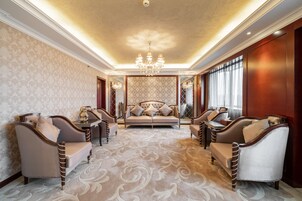 Suite presidencial | Zona de estar | Una televisión LCD