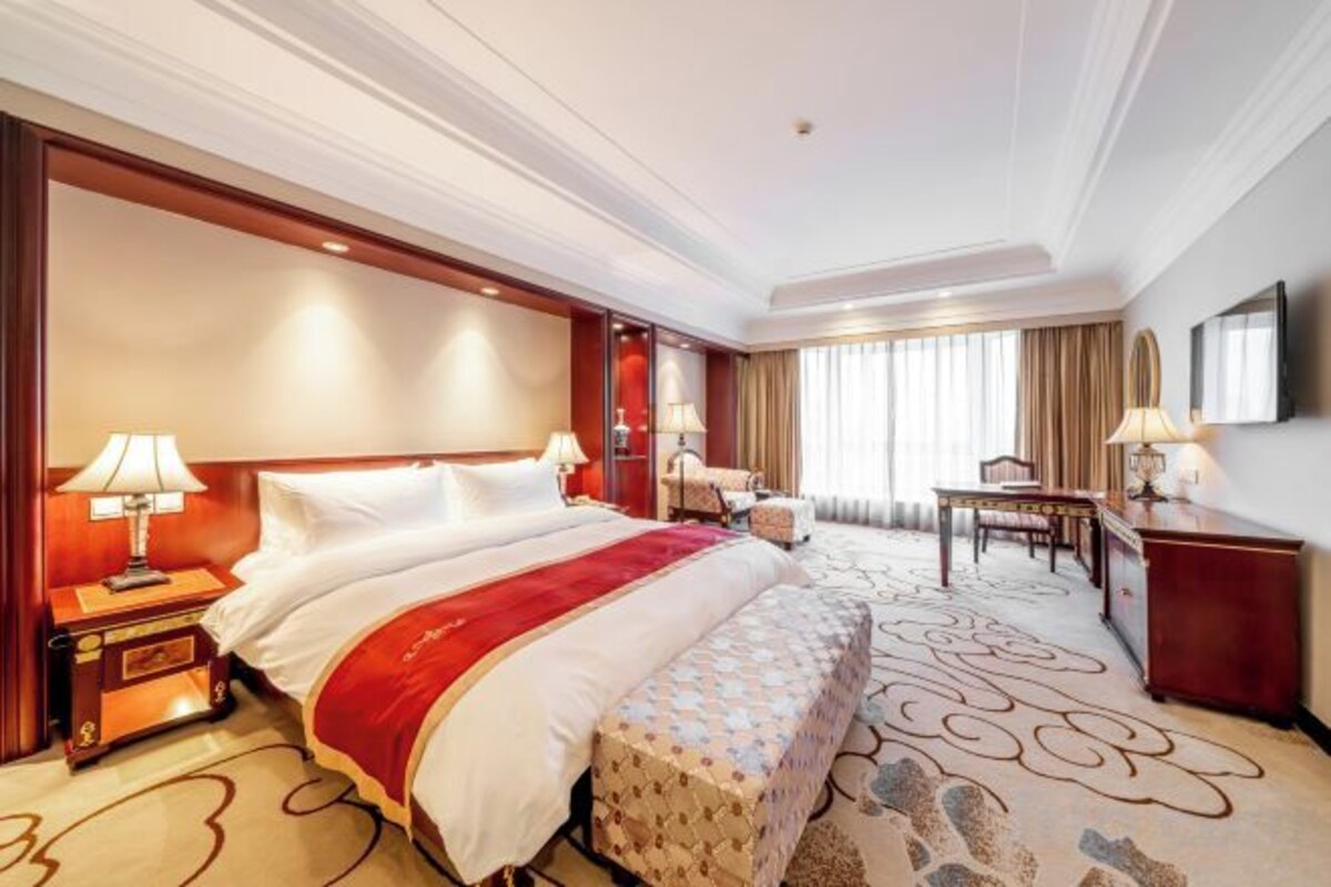 Minibar, in-room safe, iron/ironing board, WiFi (free)