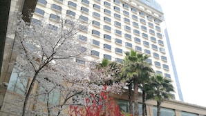 Un immeuble de grande hauteur, doté d’un style architectural moderne, caractérisé par une façade composée d’une grille de fenêtres et de balcons.