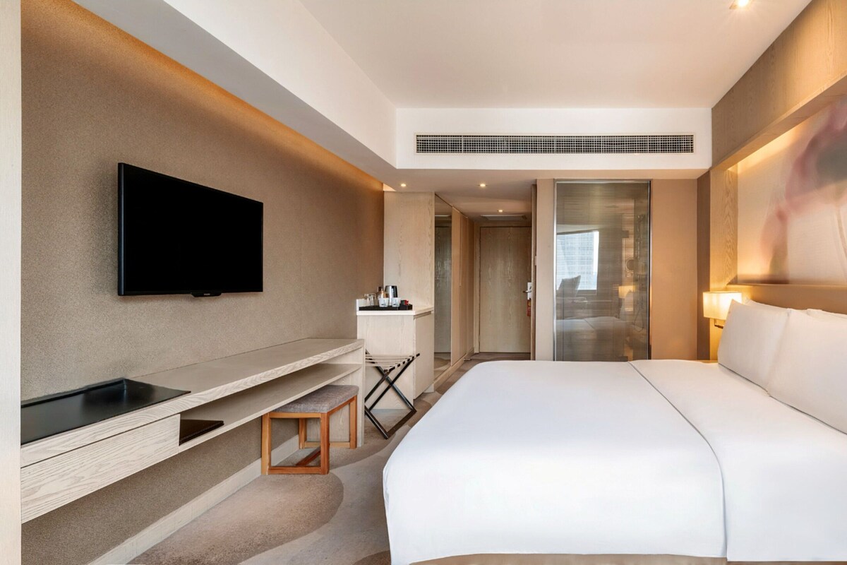 Premium bedding, minibar (free items), in-room safe, desk