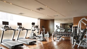 A modern gym with treadmills, elliptical machines, and weight equipment. - Holiday Inn Kunming City Centre by IHG (Kunming)