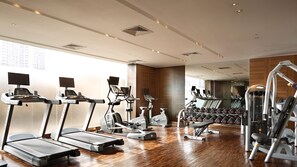 A modern gym with treadmills, elliptical machines, and weight equipment. - Holiday Inn Kunming City Centre by IHG (Kunming)