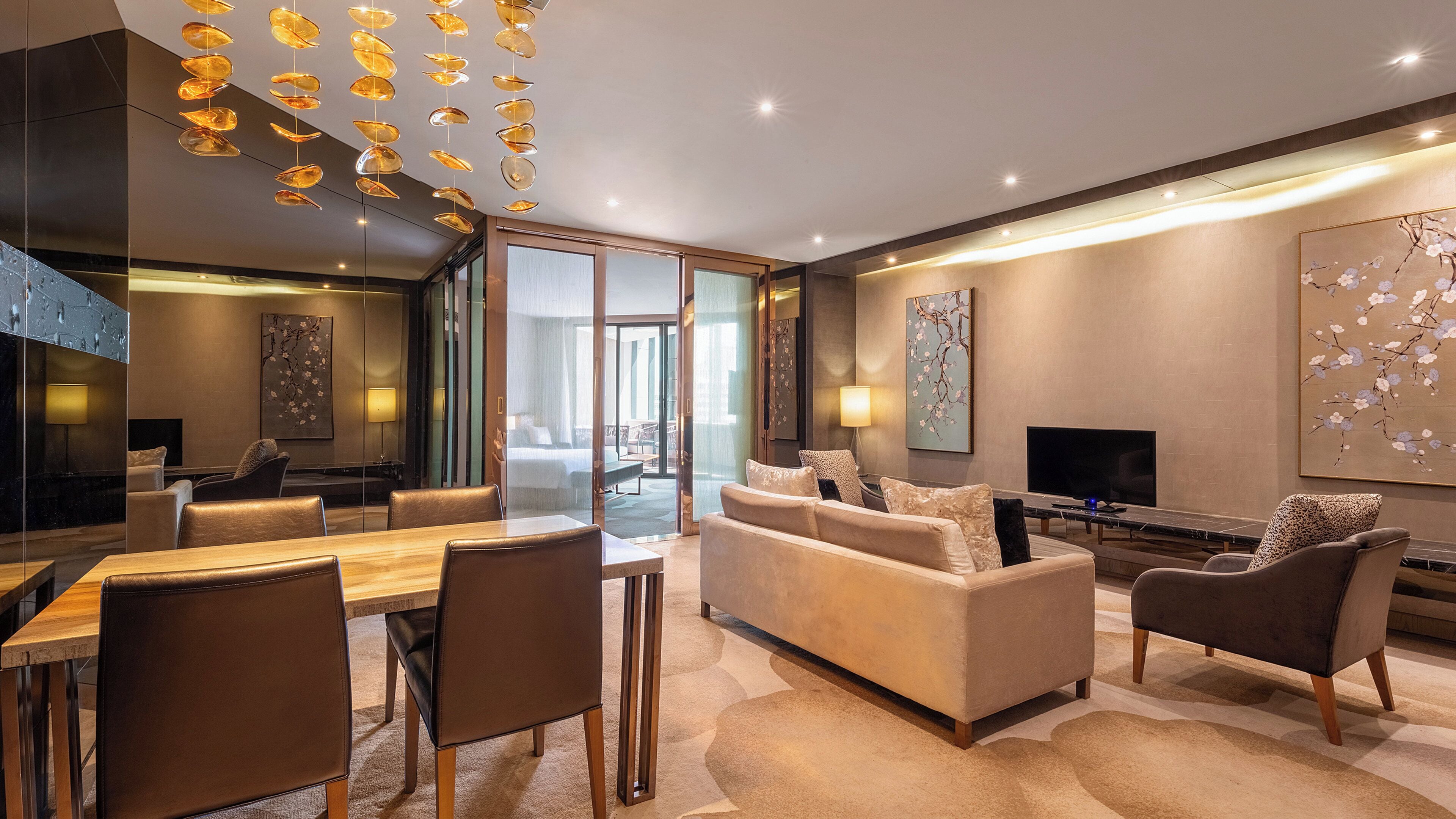Suite, 1 Schlafzimmer, Balkon, Stadtblick | Hochwertige Bettwaren, kostenlose Minibar, Zimmersafe, Schreibtisch