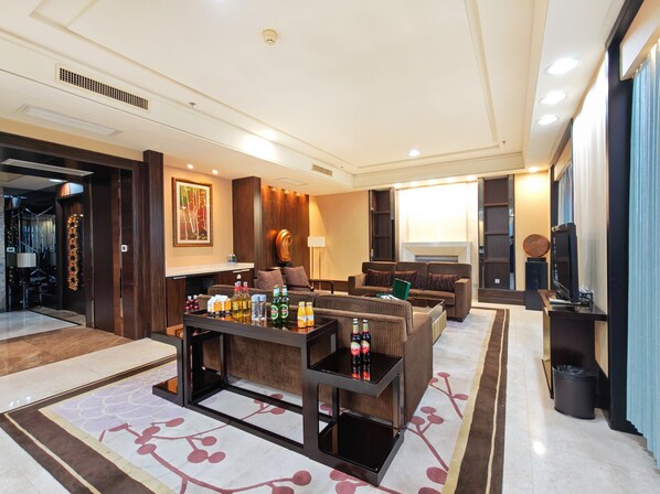 Una sala de estar moderna con un conjunto de sofá, una mesa de centro con bebidas, un televisor y una chimenea.