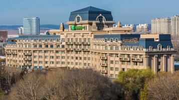 Un hotel grande con una cúpula destacada y varios balcones.
