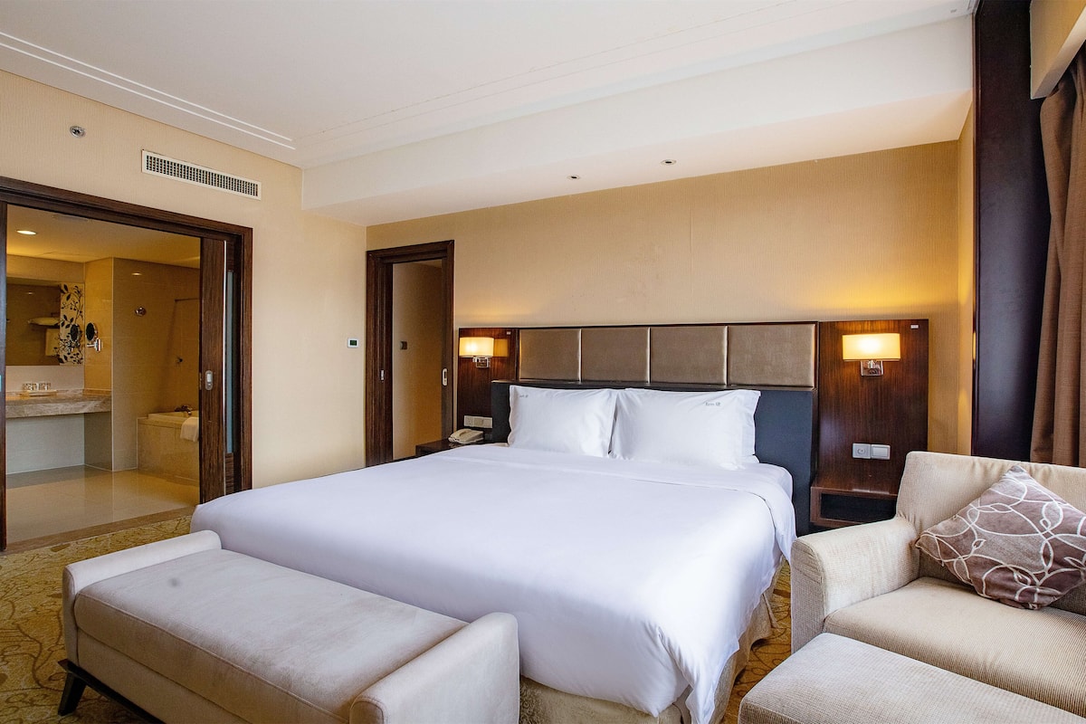 suite, 1 bedroom, kitchen | 1 bedroom, minibar, in-room safe, desk