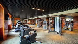 A gym with various exercise equipment, including treadmills and weight machines. - Holiday Inn Mudanjiang by IHG (Mudanjiang)