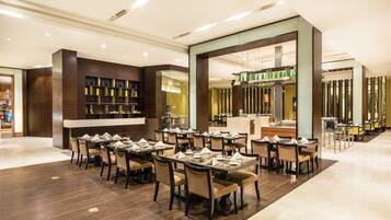 2 restaurantes, se sirve desayuno