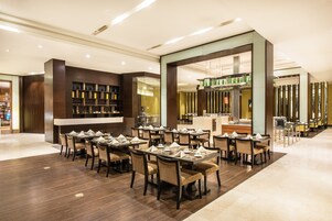 2 restaurants, breakfast served