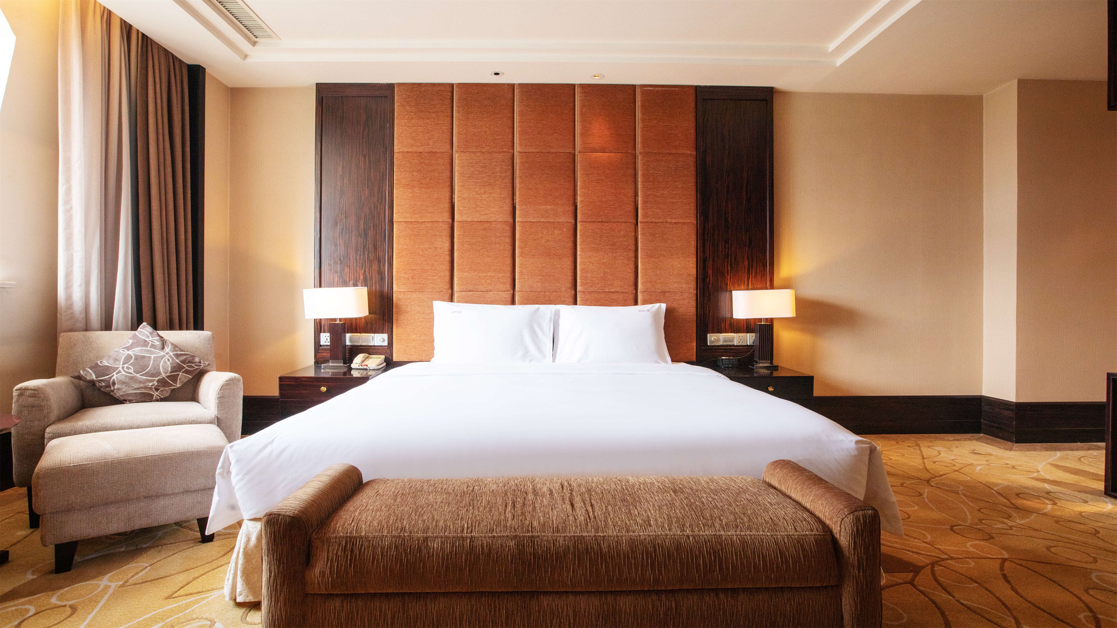 Presidential Suite | Minibar, in-room safe, desk, iron/ironing board