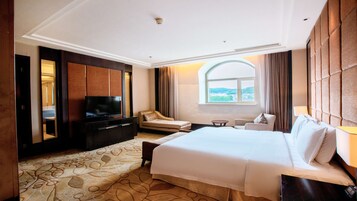 Suite presidencial | Minibar, caja fuerte, escritorio y tabla de planchar con plancha
