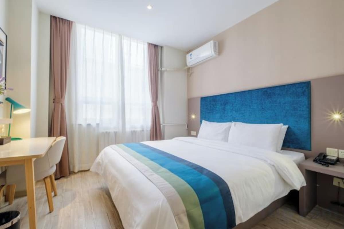 Business Queen Room