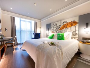 เครื่องนอนระดับพรีเมียม, เตียงพร้อมฟูกเสริมที่นอน, โต๊ะทำงาน