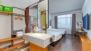 Ropa de cama de alta calidad, colchones con pillow-top y escritorio