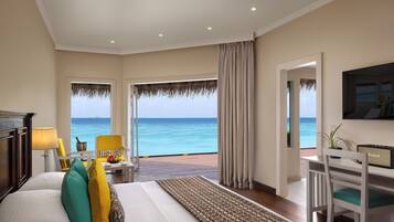 Villa (Water) | Minibar, safe på rommet, individuelt innredet og skrivebord