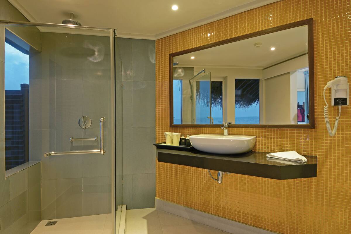 Shower, rainfall showerhead, free toiletries, hair dryer