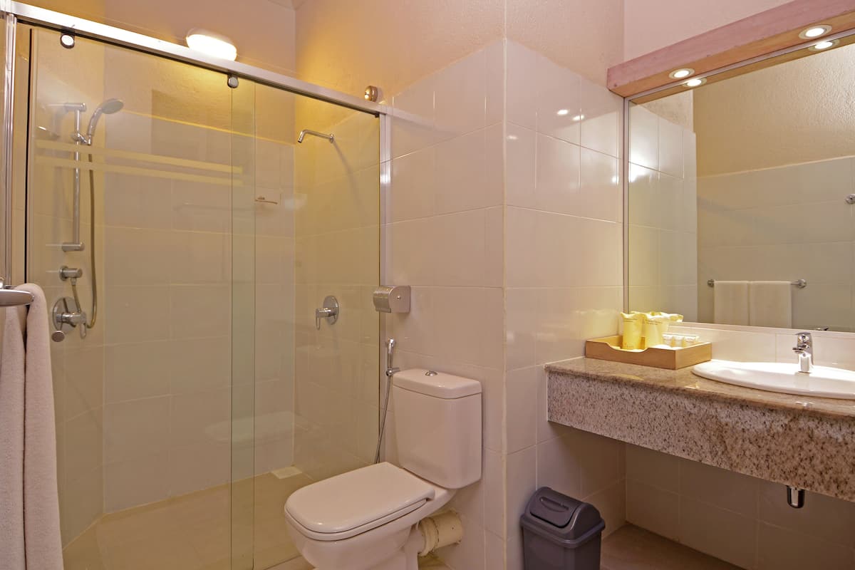 Shower, rainfall showerhead, free toiletries, hair dryer