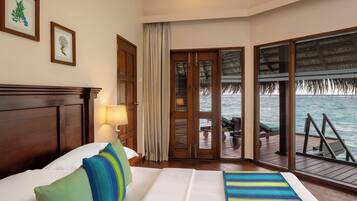 Villa (Sunset Water) | Minibar, safe på rommet, individuelt innredet og skrivebord