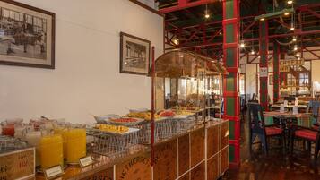 Bữa sáng buffet hàng ngày (22 USD/mỗi người)