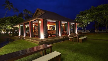 5 restaurants, breakfast served