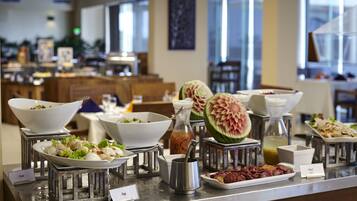 5 restaurants; breakfast, lunch and dinner served