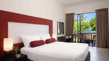 Habitación de hotel con una cama grande, un escritorio y vistas al exterior.